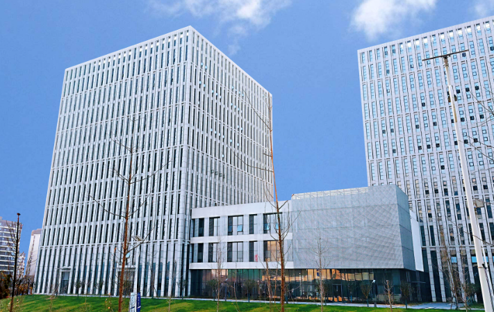 合肥学校办公楼隔断采用铝合金框架的轻量化优势